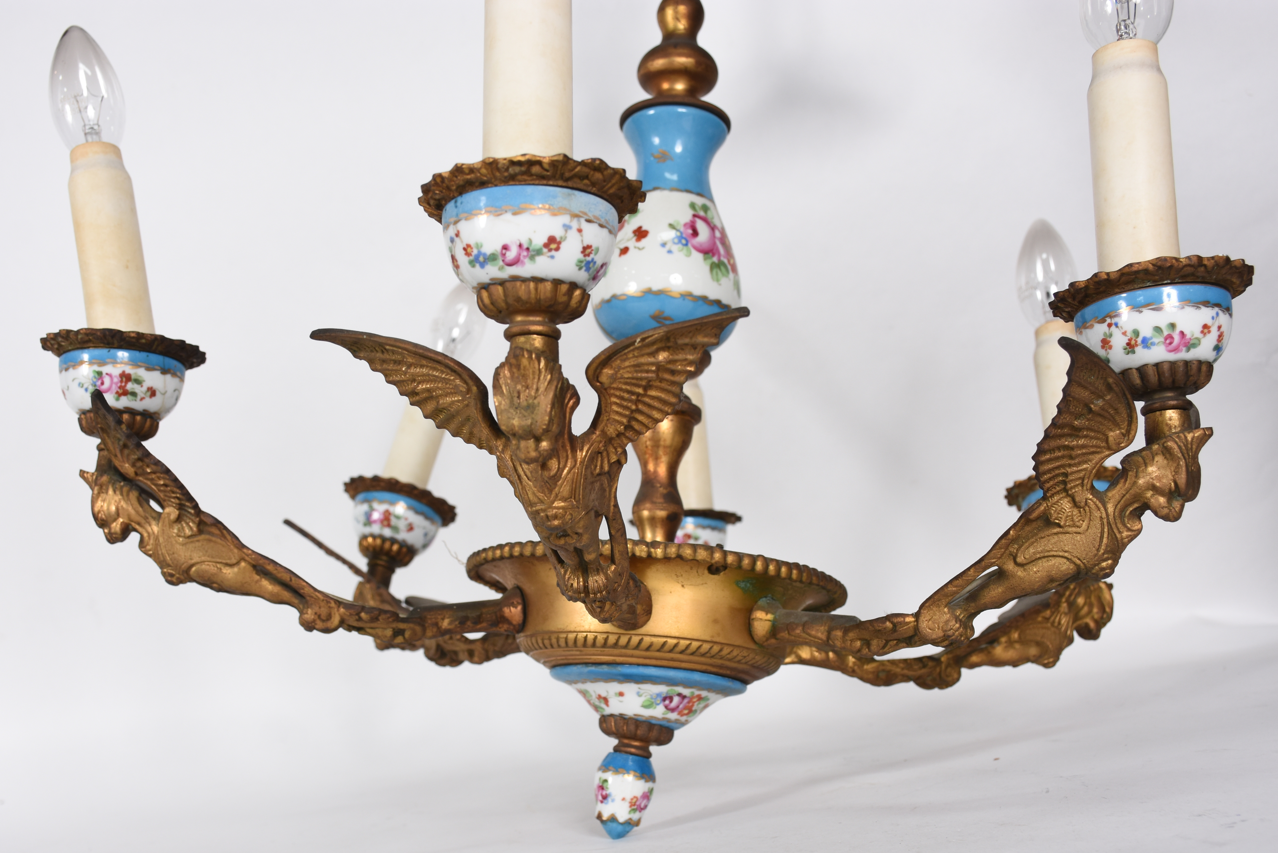 Antigo lustre de bronze dourado com detalhes de porcelana francesa na... - foto 3 de 3