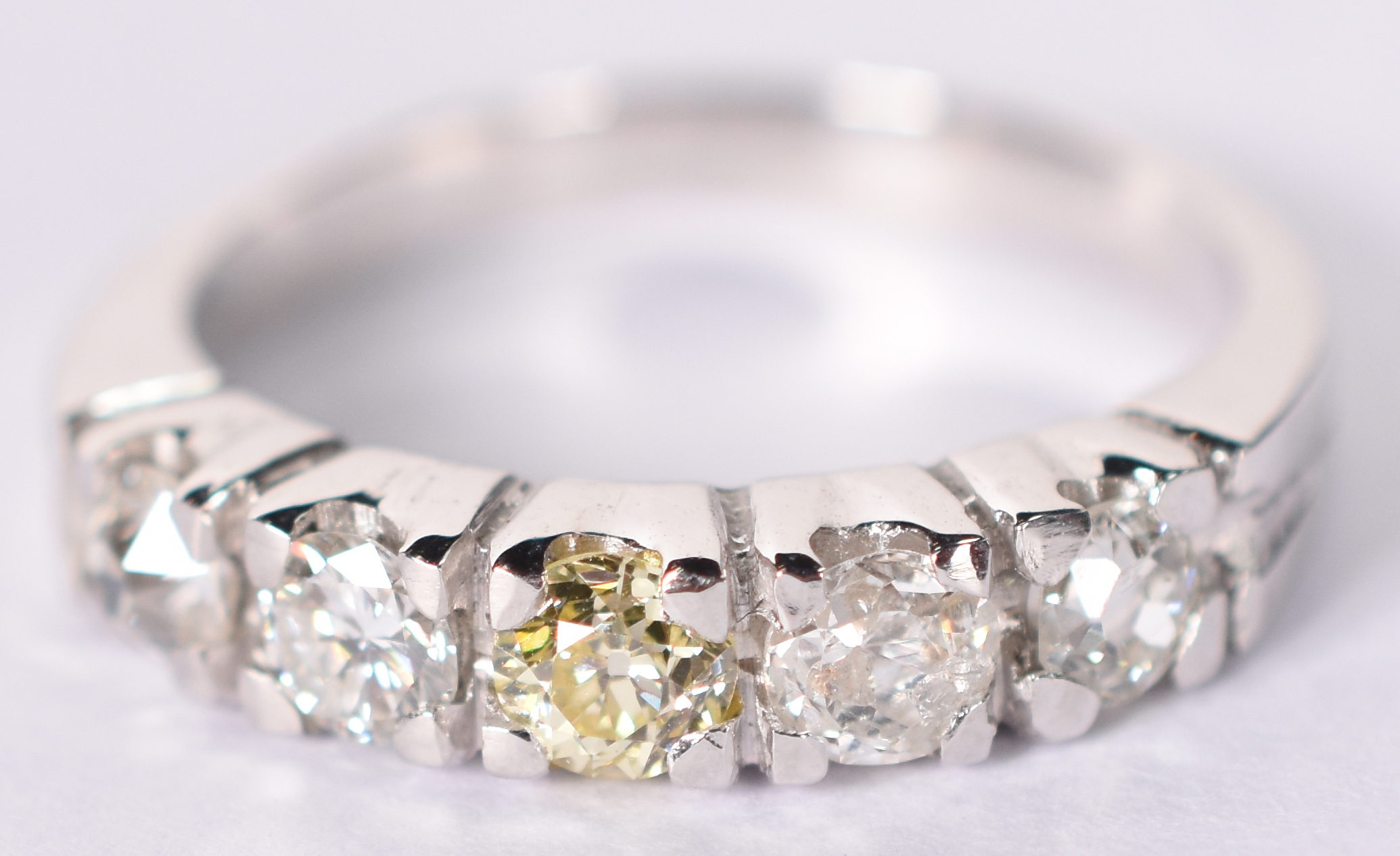 Anel de ouro branco com 5 brilhantes de 0,20 cts cada, total 1,0 ct... - foto 1 de 3