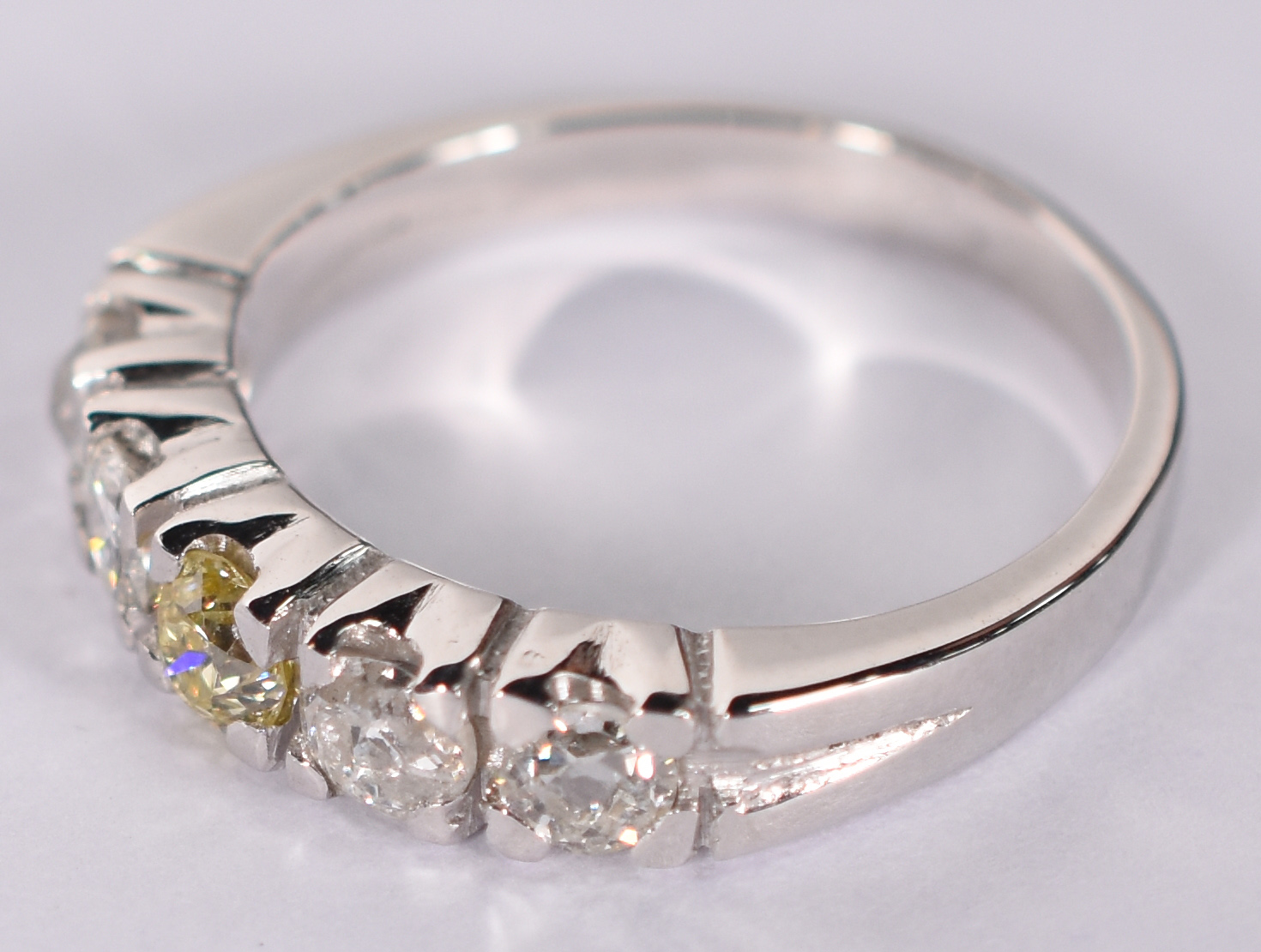 Anel de ouro branco com 5 brilhantes de 0,20 cts cada, total 1,0 ct... - foto 2 de 3