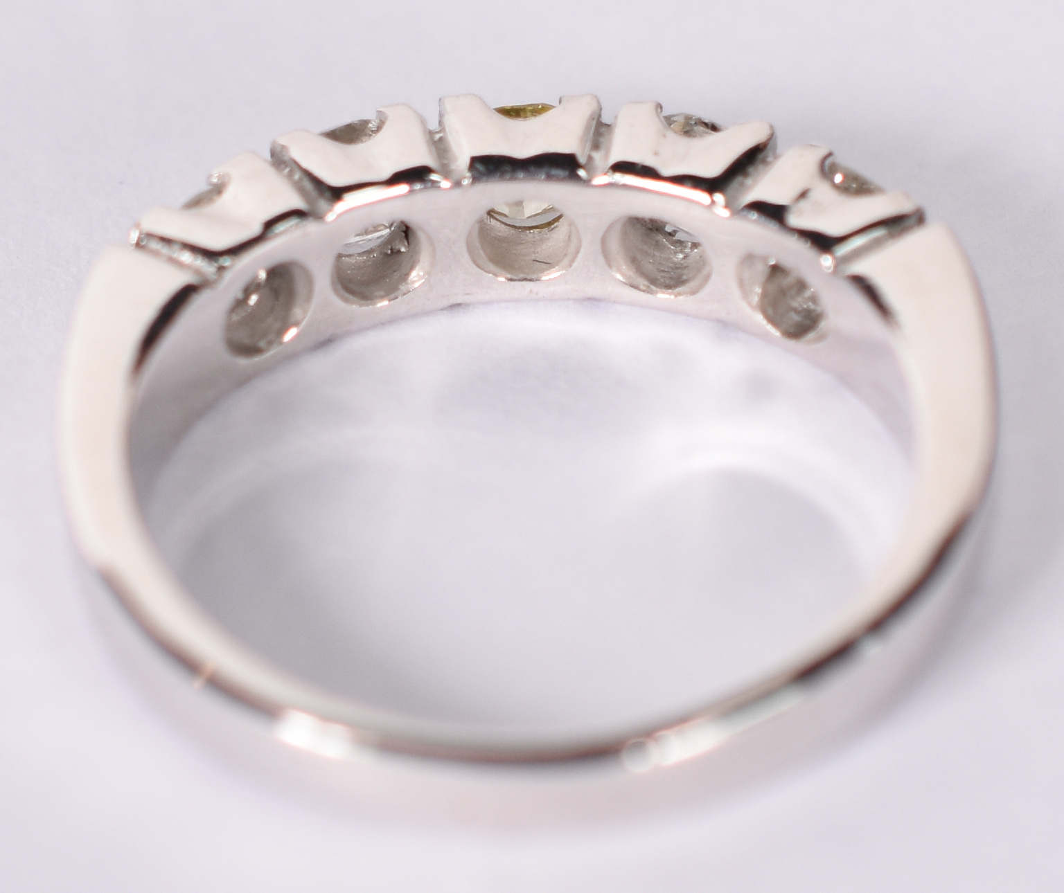 Anel de ouro branco com 5 brilhantes de 0,20 cts cada, total 1,0 ct... - foto 3 de 3