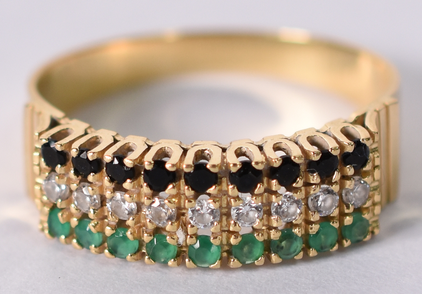 Anel de ouro amarelo 18 k com 9 brilhantes, esmeraldas e safiras... - foto 1 de 4