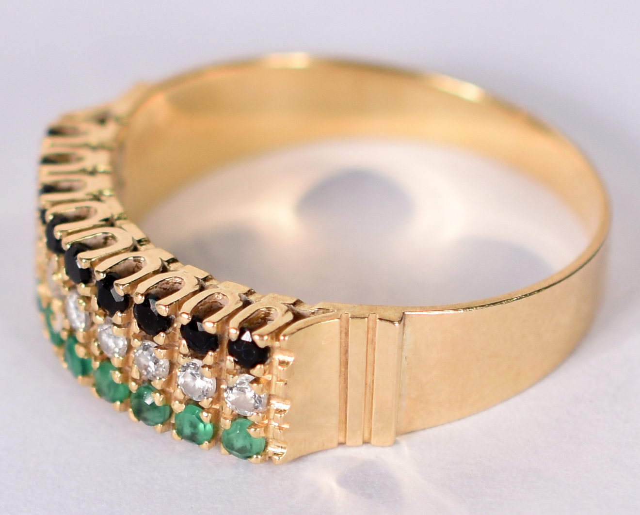 Anel de ouro amarelo 18 k com 9 brilhantes, esmeraldas e safiras... - foto 2 de 4