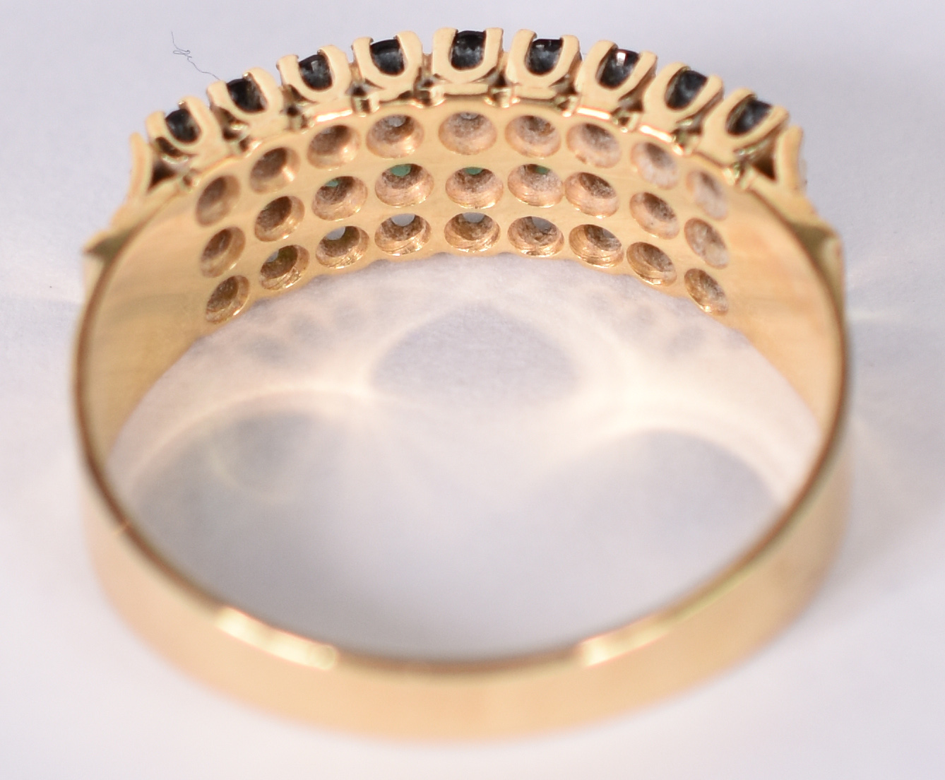 Anel de ouro amarelo 18 k com 9 brilhantes, esmeraldas e safiras... - foto 3 de 4