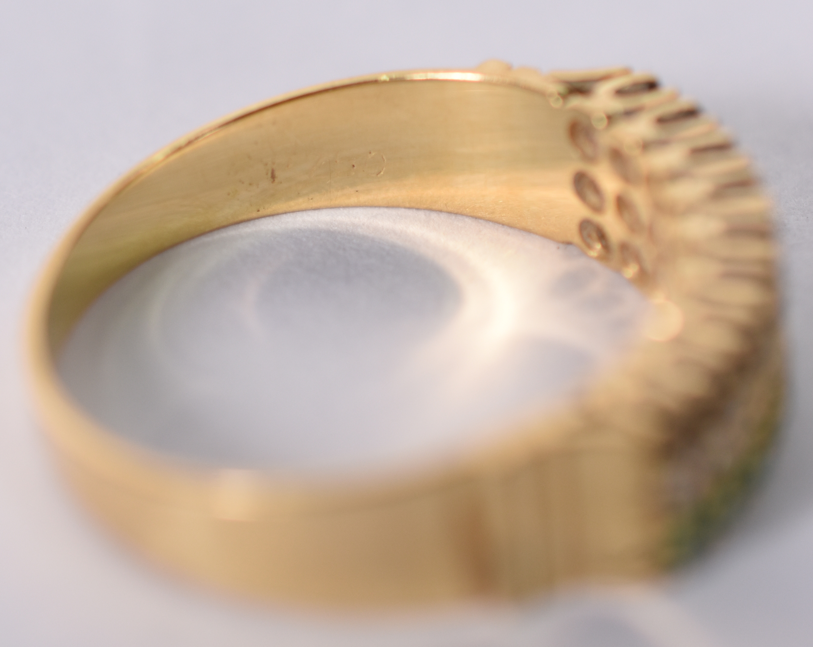 Anel de ouro amarelo 18 k com 9 brilhantes, esmeraldas e safiras... - foto 4 de 4