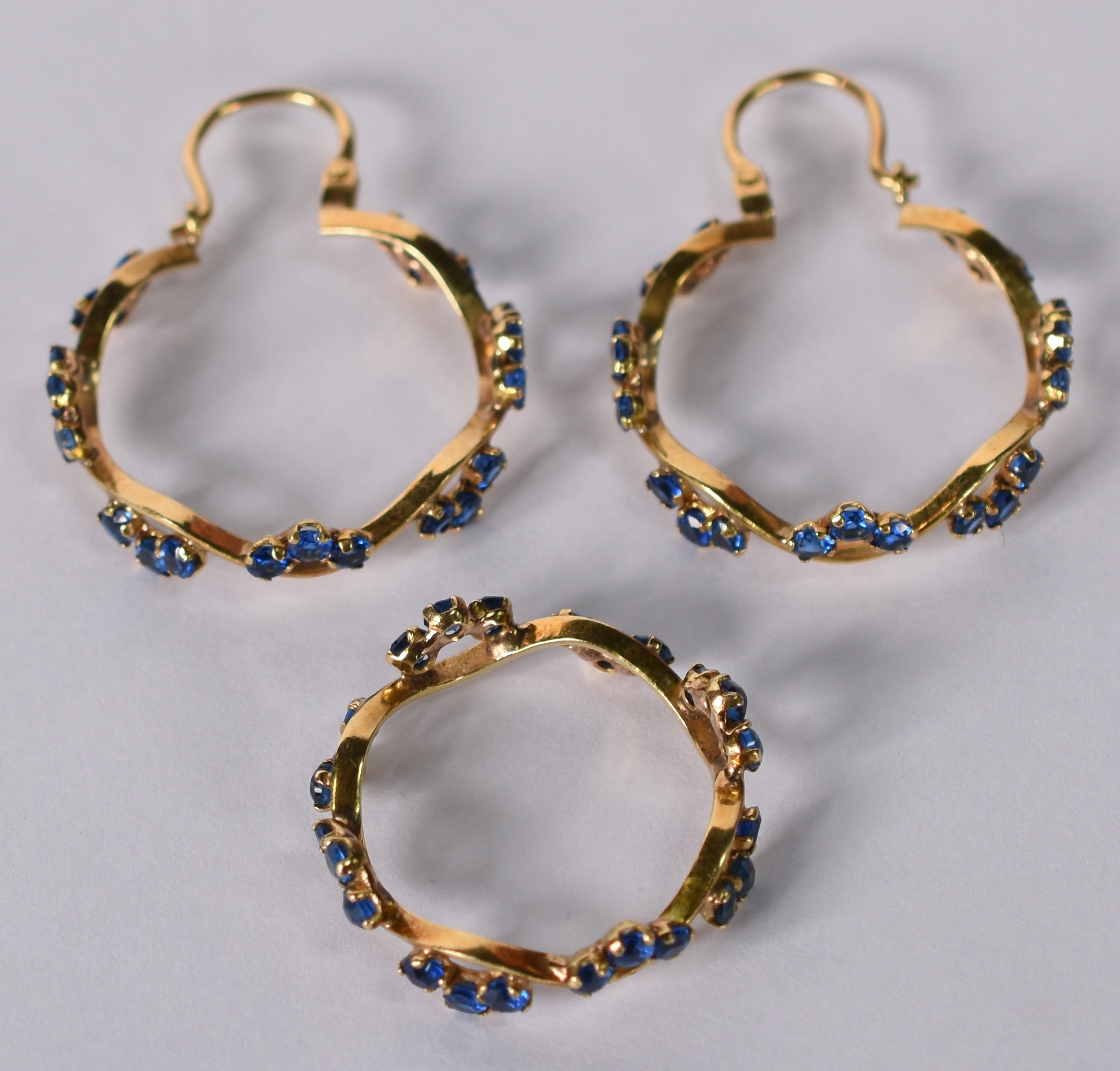 Conjunto de anel e par de brincos de ouro amarelo 18 k. com pedras... - foto 1 de 4