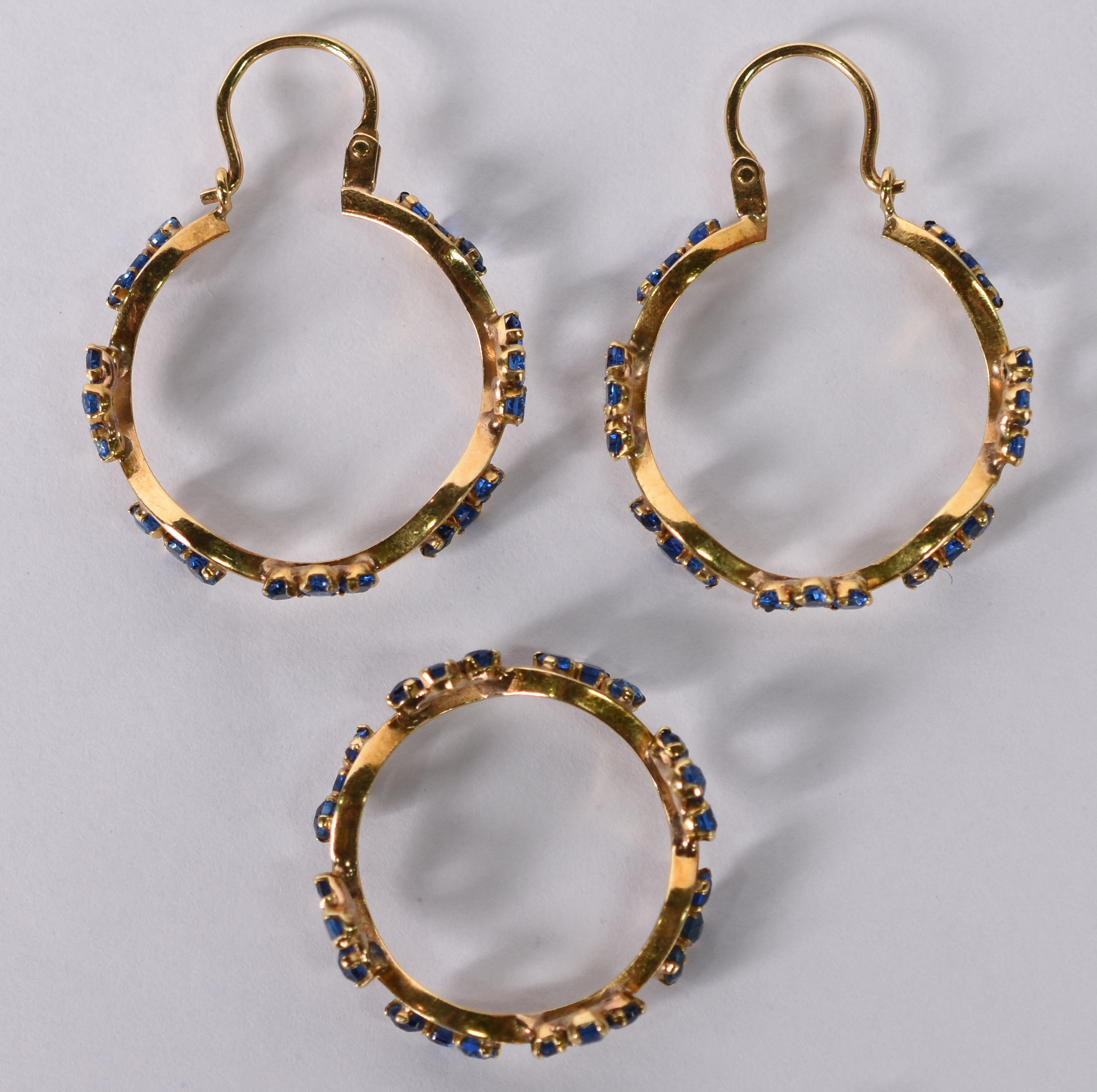 Conjunto de anel e par de brincos de ouro amarelo 18 k. com pedras... - foto 2 de 4