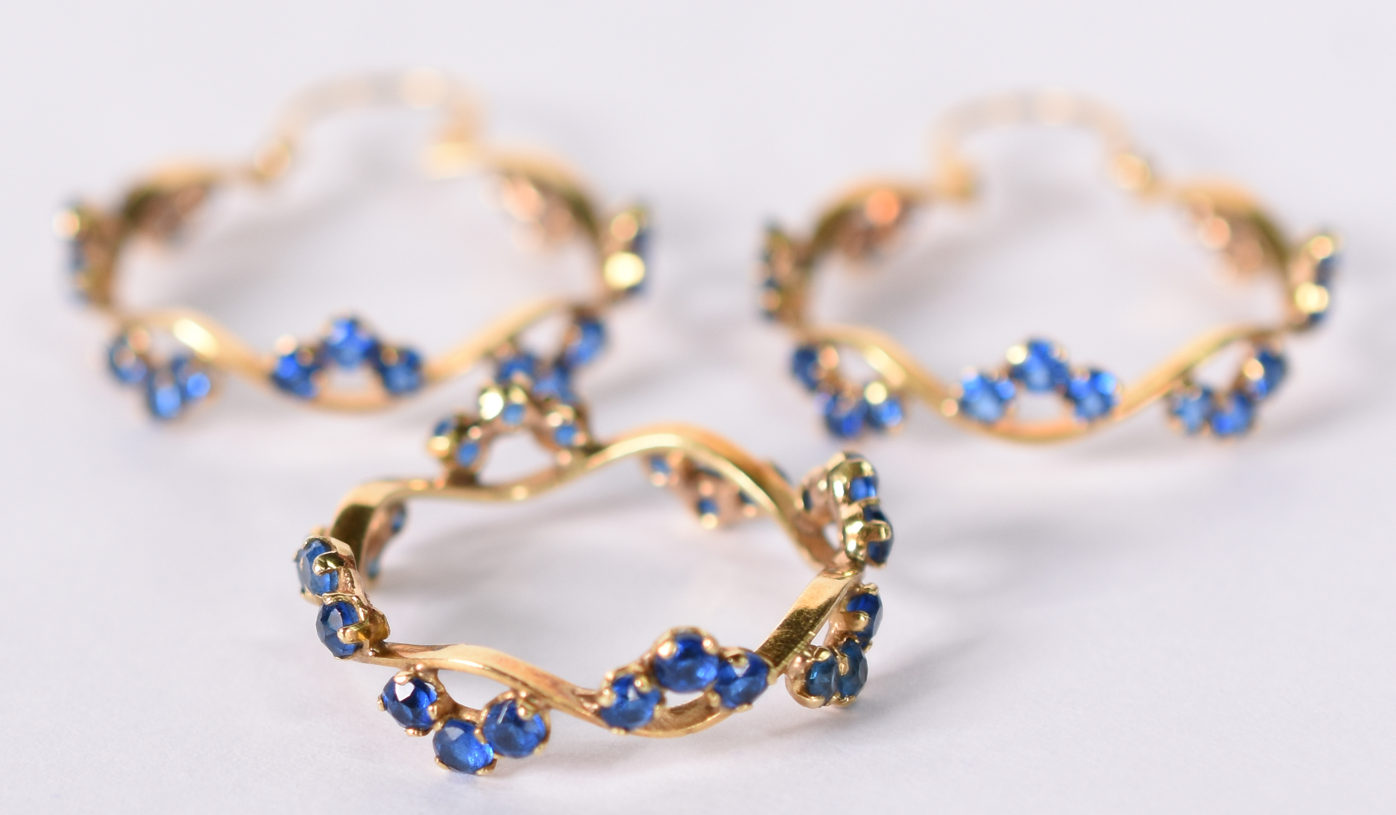 Conjunto de anel e par de brincos de ouro amarelo 18 k. com pedras... - foto 3 de 4
