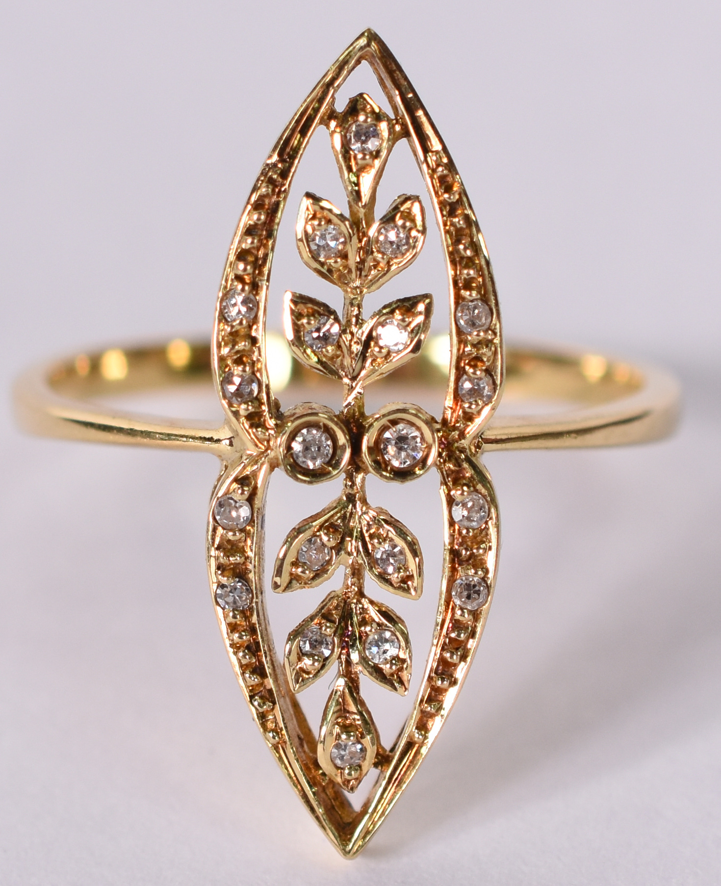 Anel de ouro amarelo 750 com pequenos brilhantes, aro 19. (Por... - foto 1 de 4