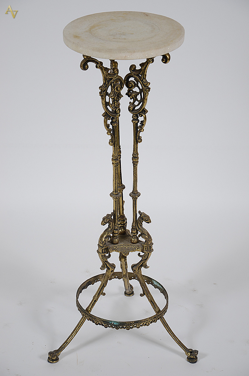 Coluna de metal com tampo de mármore, altura 85 cm.