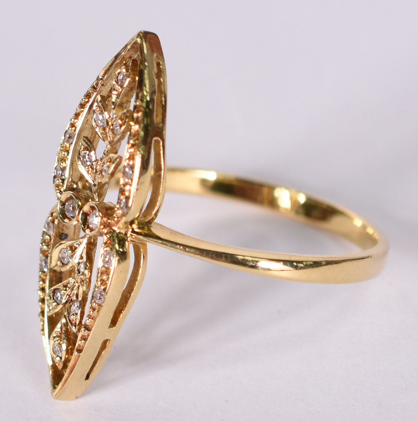 Anel de ouro amarelo 750 com pequenos brilhantes, aro 19. (Por... - foto 2 de 4