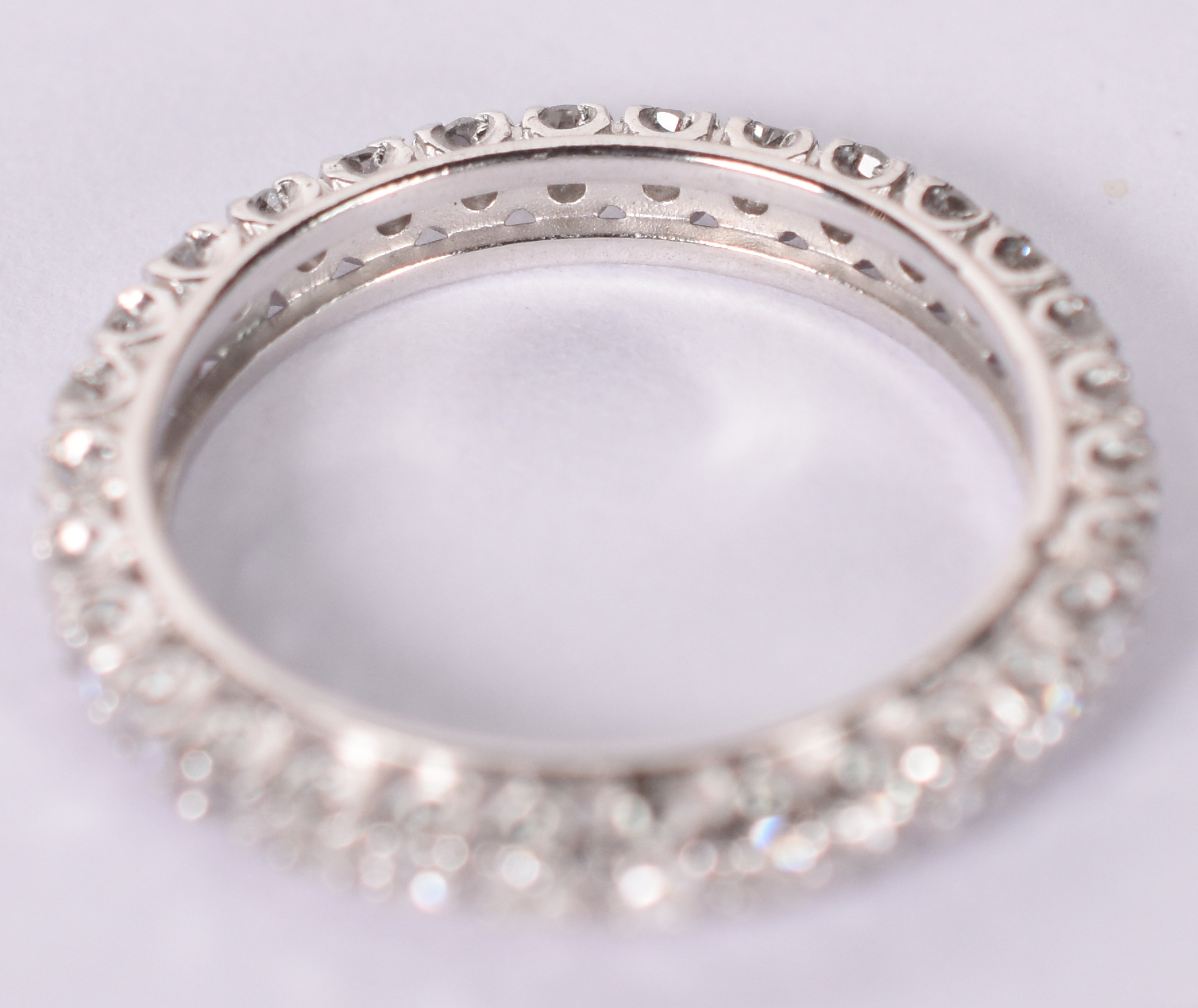 Aliança completa de ouro branco, com 25 brilhantes de 0,5 cts cada... - foto 2 de 3