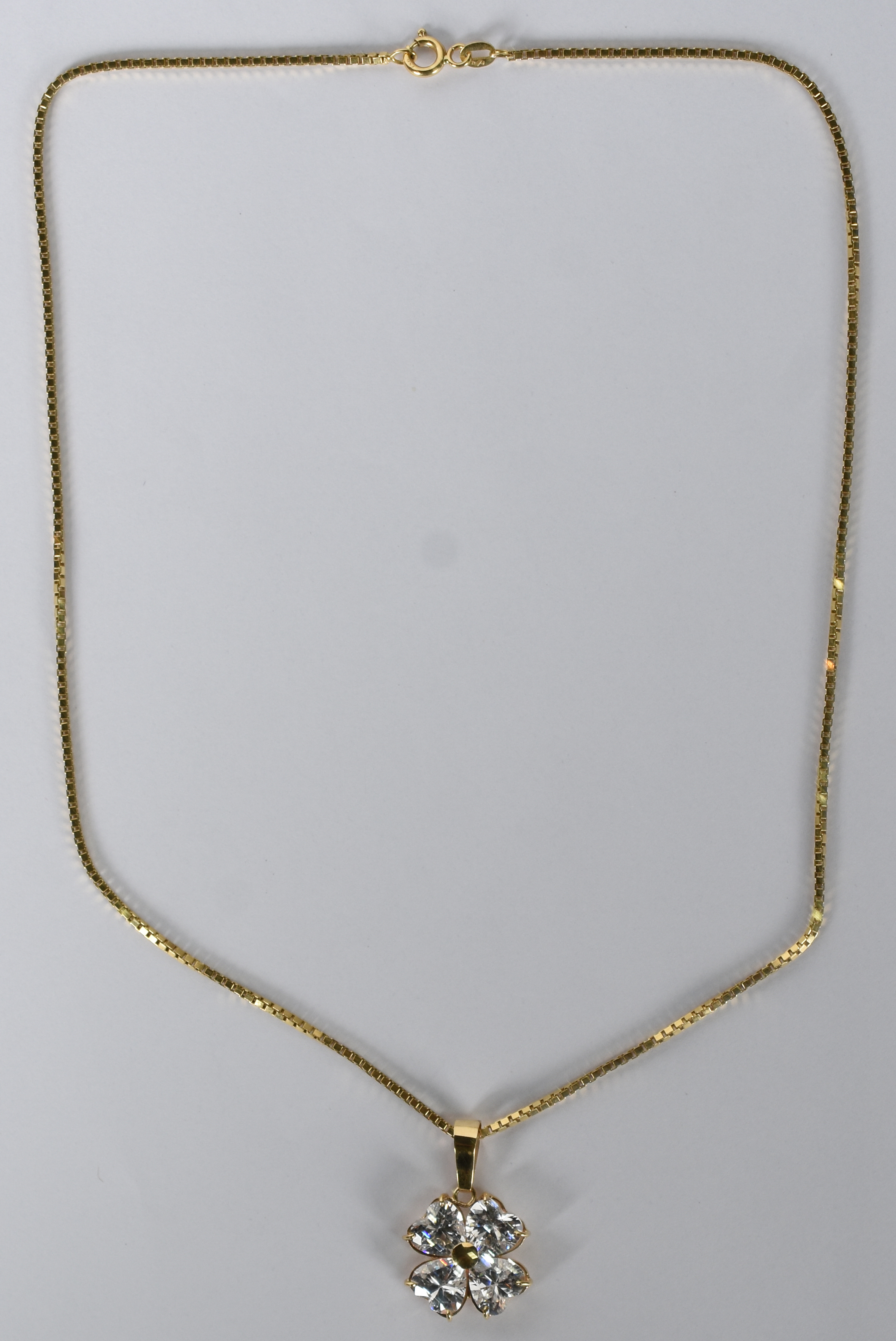 Colar de ouro amarelo 750 com pingente tipo trevo, de safiras... - foto 2 de 4