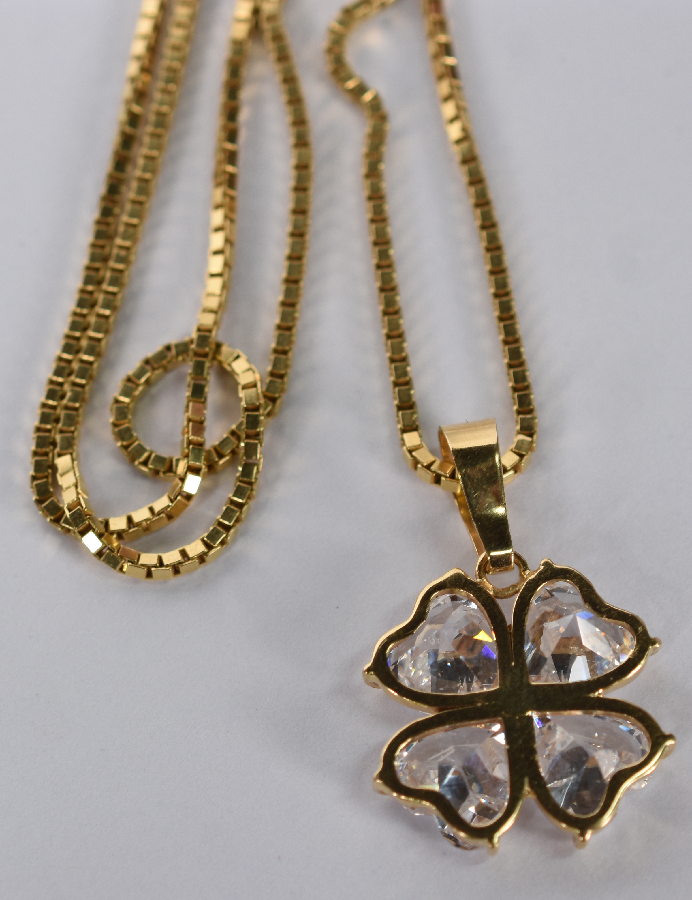 Colar de ouro amarelo 750 com pingente tipo trevo, de safiras... - foto 4 de 4