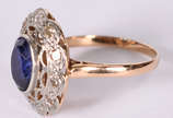 Antigo anel de ouro amarelo 18 k e branco, com ... - Antigo anel de ouro amarelo 18 k e branco, com 16 brilhantes e safira azul. Aro 16. (Por questão de  segurança a peça não se encontra na loja).