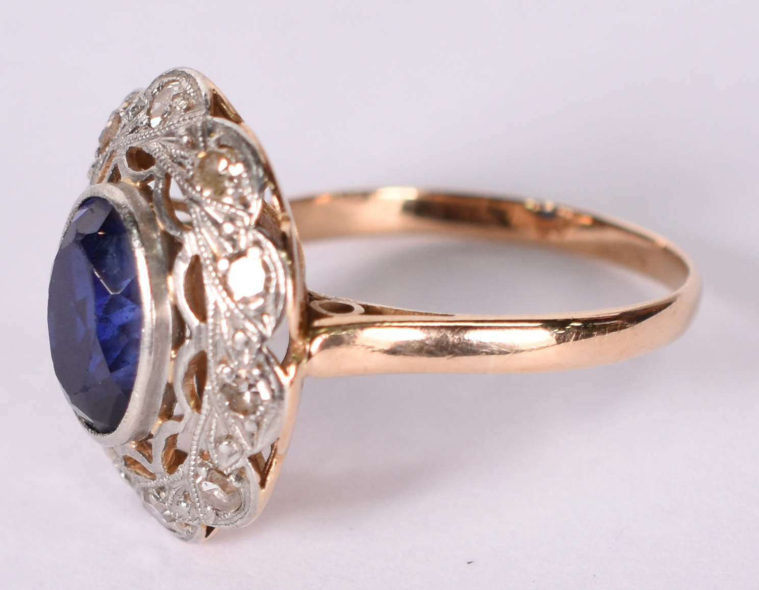 Antigo anel de ouro amarelo 18 k e branco, com 16 brilhantes e safira... - foto 2 de 3
