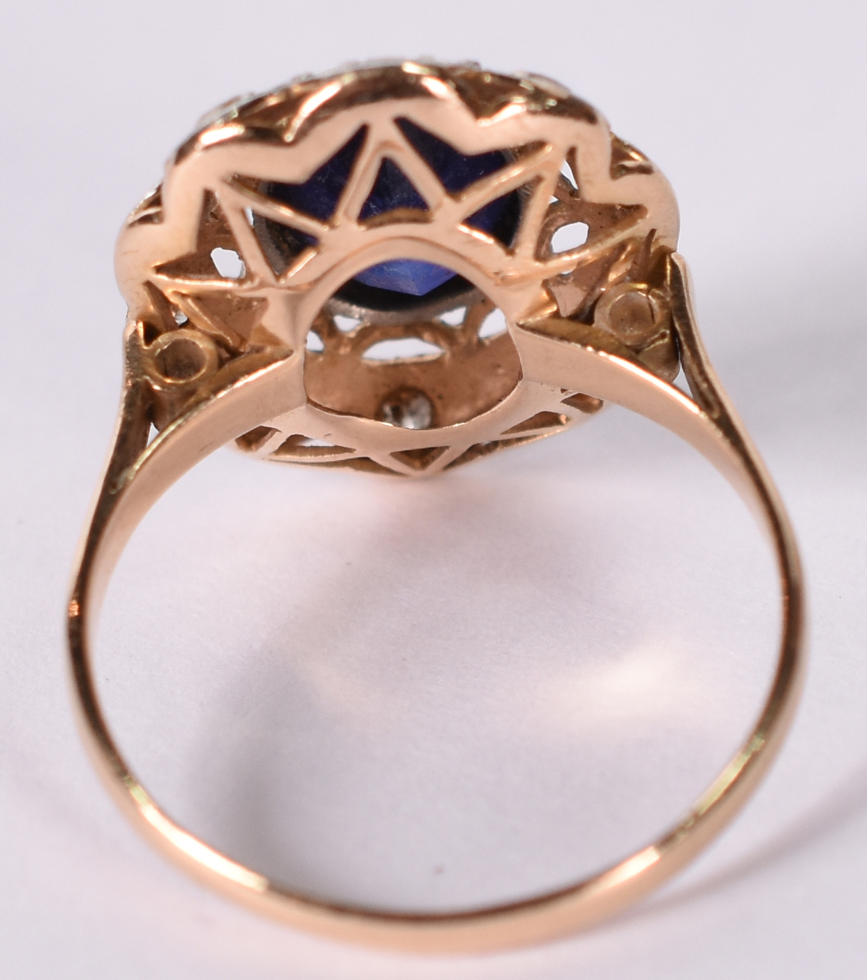 Antigo anel de ouro amarelo 18 k e branco, com 16 brilhantes e safira... - foto 3 de 3