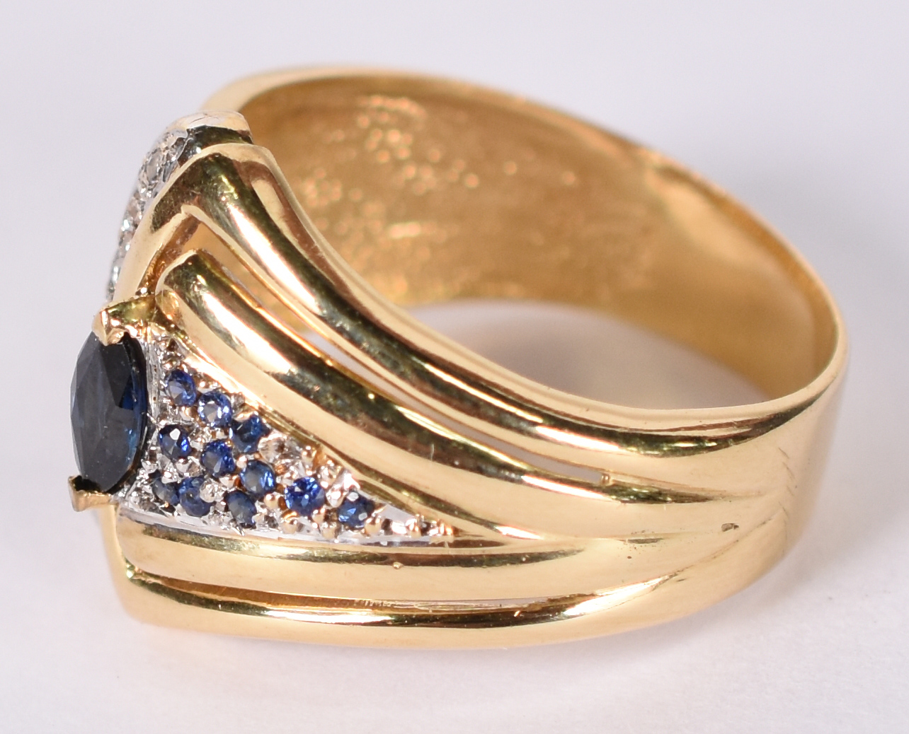 Anel de ouro amarelo 750 com safiras azuis e brancas, aro 18. (Por... - foto 2 de 6