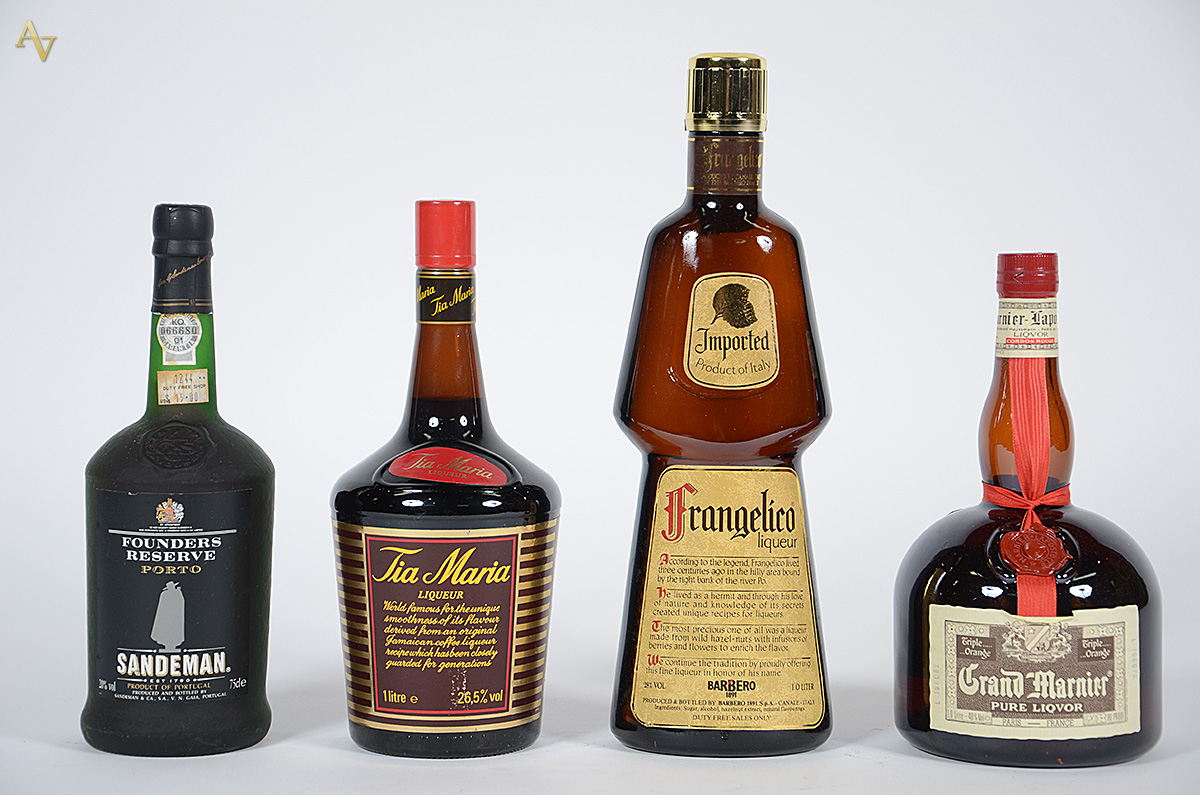 Quatro bebidas, sendo: licor Frangelico, licor Tia Maria, vinho do... - foto 1 de 2