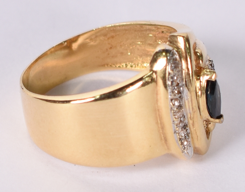 Anel de ouro amarelo 750 com safiras azuis e brancas, aro 18. (Por... - foto 3 de 6