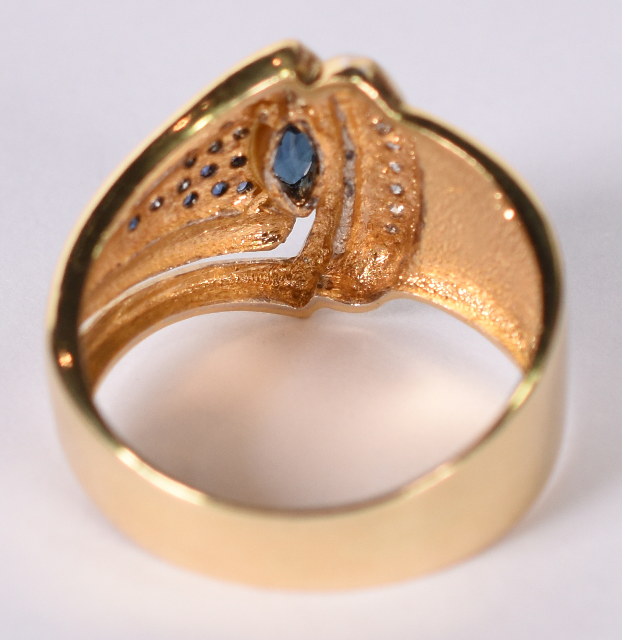Anel de ouro amarelo 750 com safiras azuis e brancas, aro 18. (Por... - foto 4 de 6
