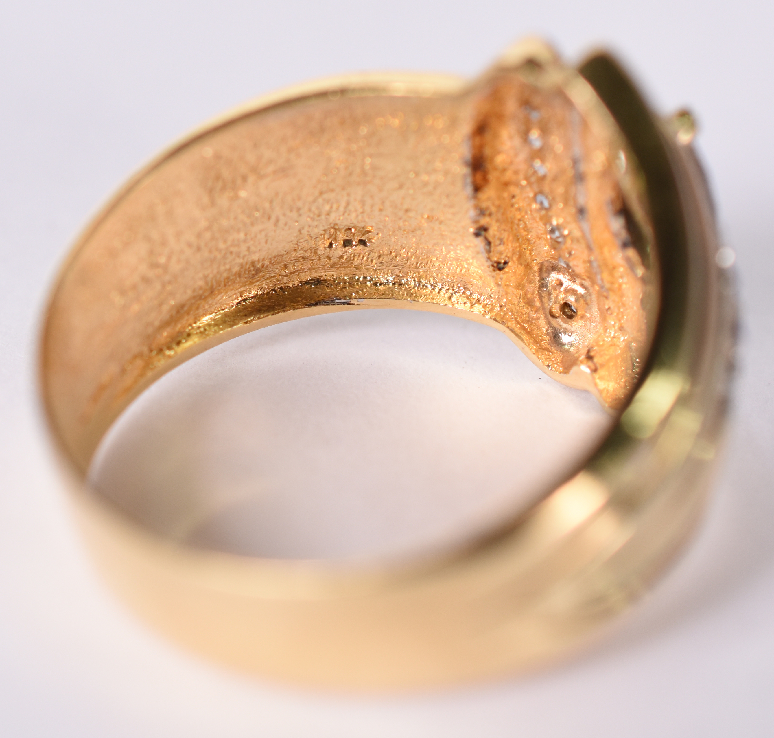 Anel de ouro amarelo 750 com safiras azuis e brancas, aro 18. (Por... - foto 5 de 6