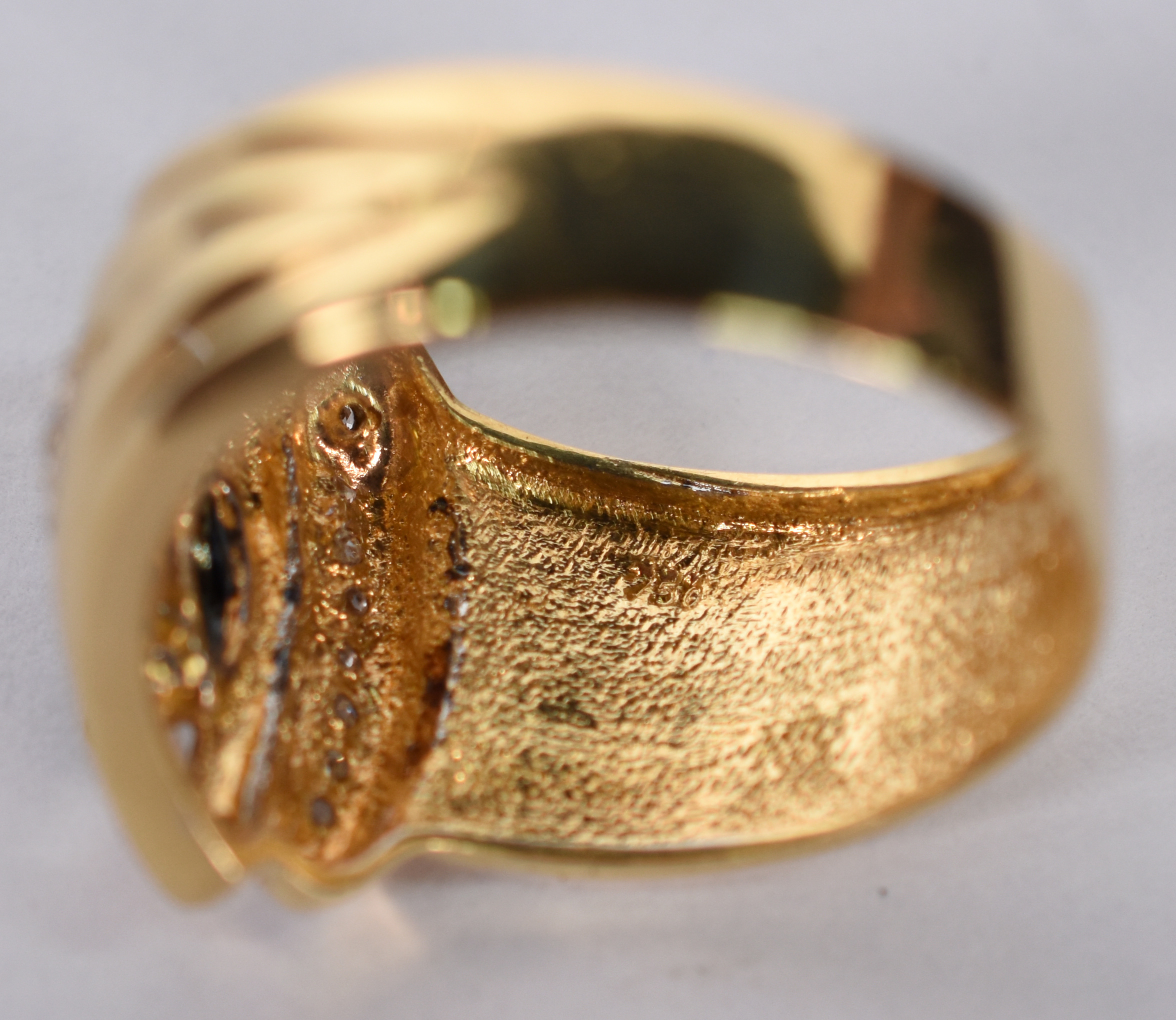 Anel de ouro amarelo 750 com safiras azuis e brancas, aro 18. (Por... - foto 6 de 6