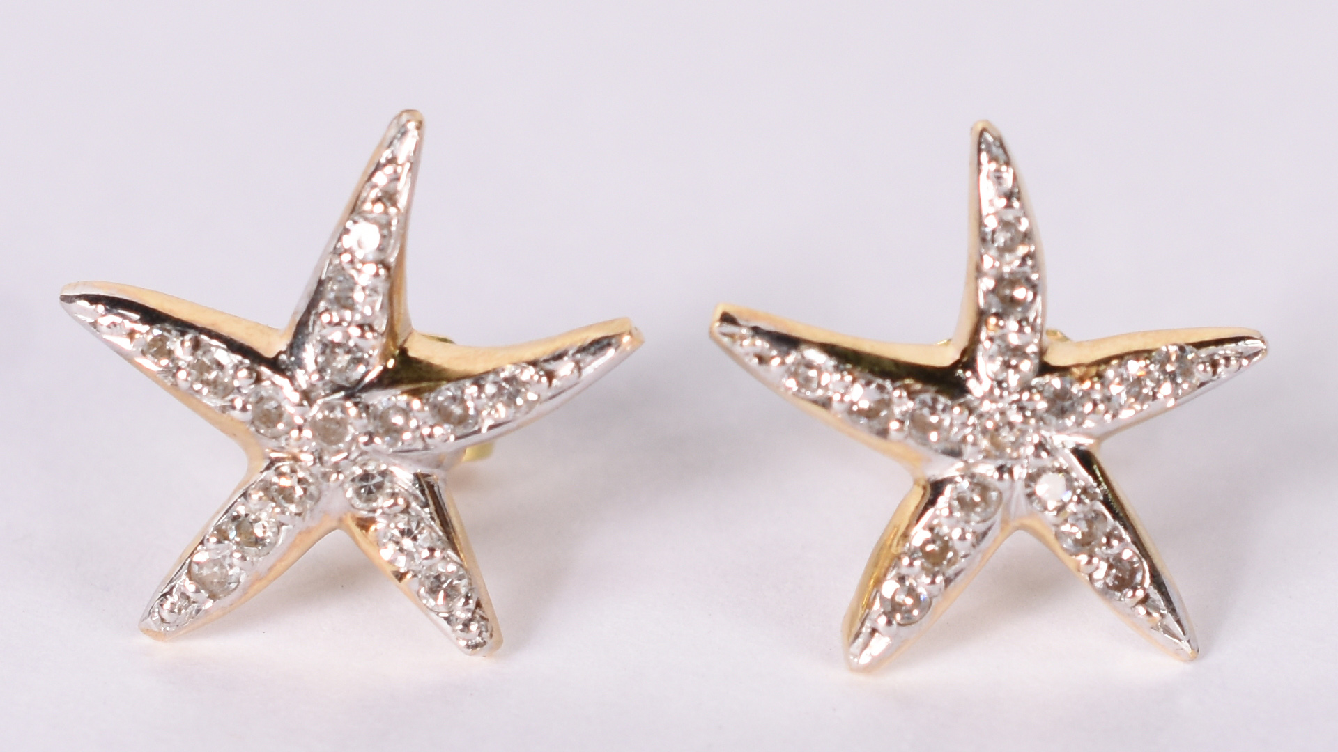 Par de brincos de ouro 18 k na forma de estrelas com 32 brilhantes... - foto 1 de 3