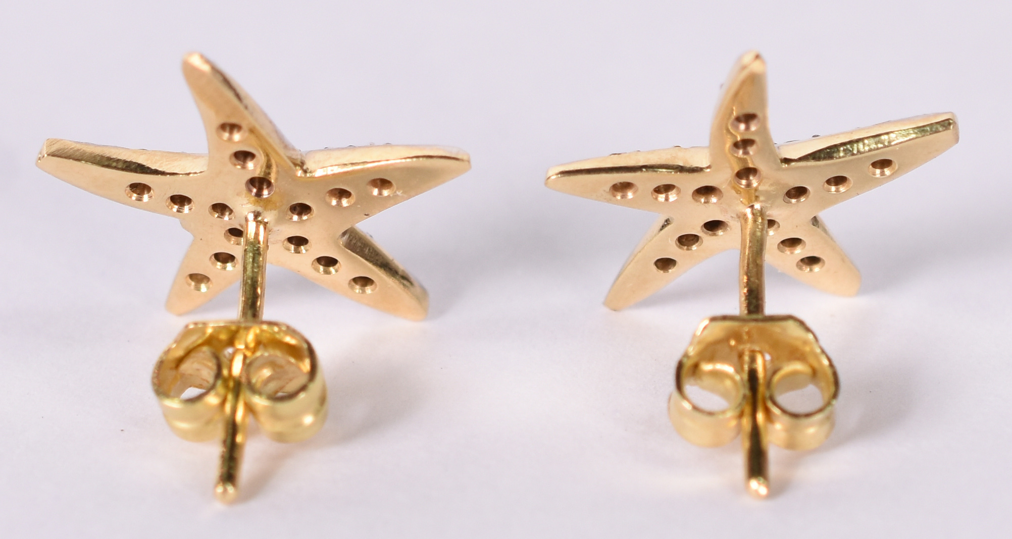 Par de brincos de ouro 18 k na forma de estrelas com 32 brilhantes... - foto 2 de 3