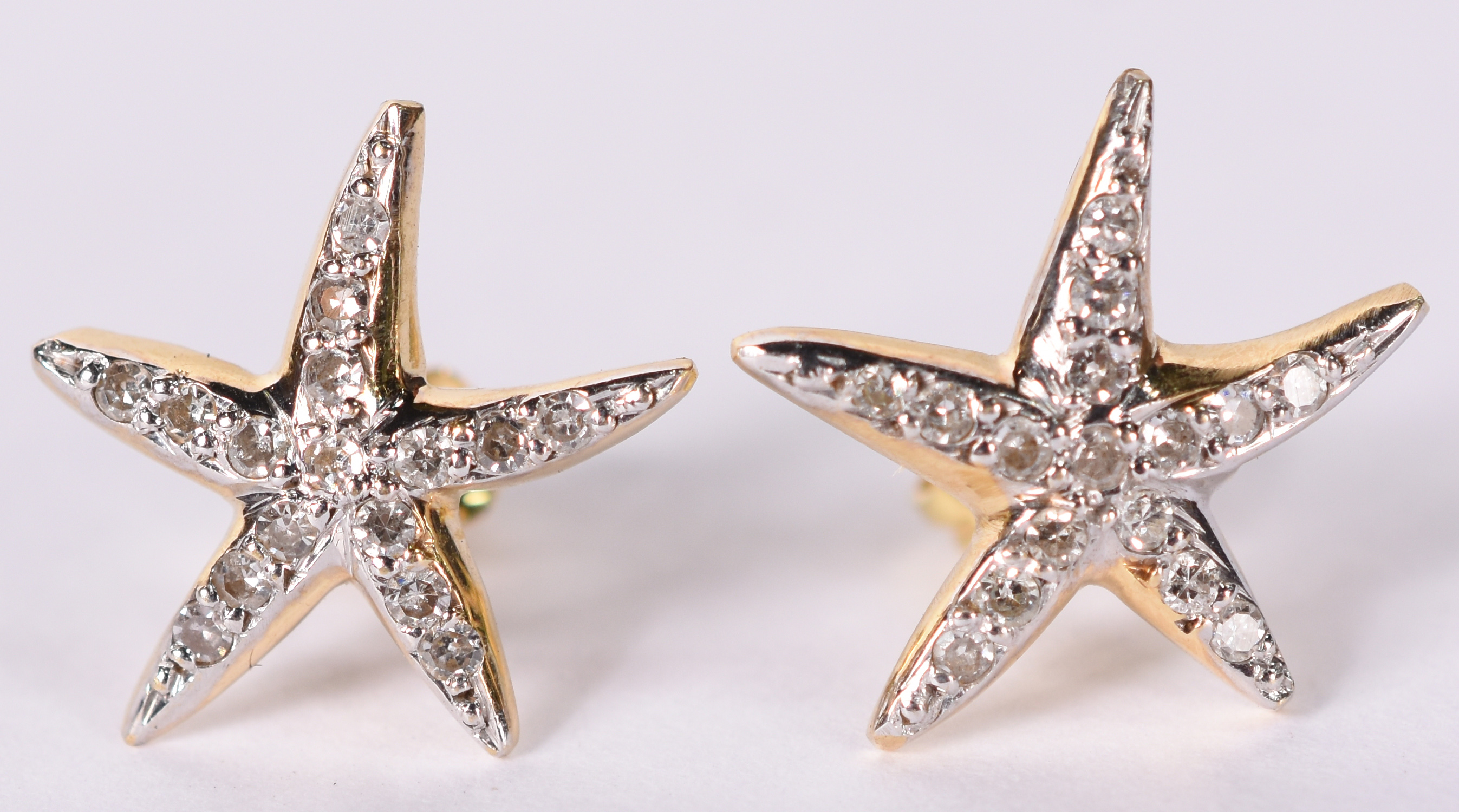 Par de brincos de ouro 18 k na forma de estrelas com 32 brilhantes... - foto 3 de 3