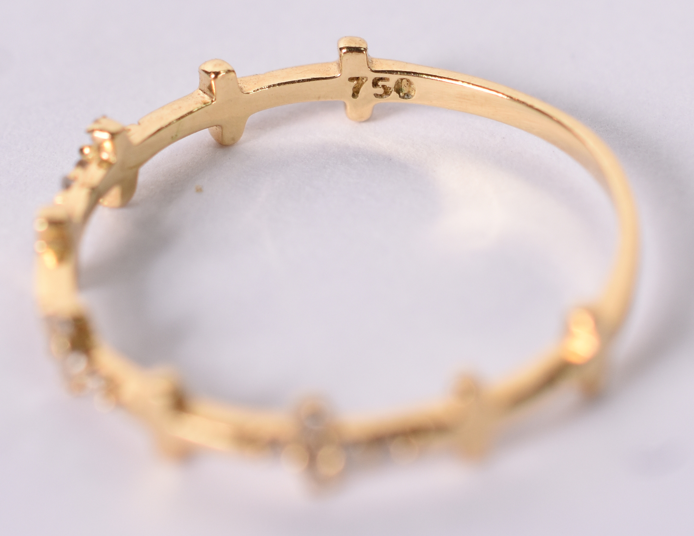 Anel de ouro amarelo 750 com pequenos brilhantes, aro 20. (Por... - foto 3 de 4