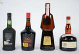 Quatro bebidas, sendo: licor Frangelico, licor ... - Quatro bebidas, sendo: licor Frangelico, licor Tia Maria, vinho do porto Sandeman e licor Grand Marnier.