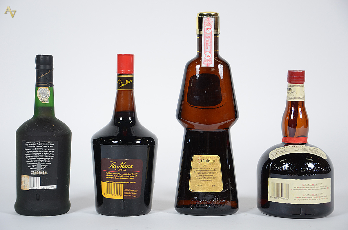 Quatro bebidas, sendo: licor Frangelico, licor Tia Maria, vinho do... - foto 2 de 2