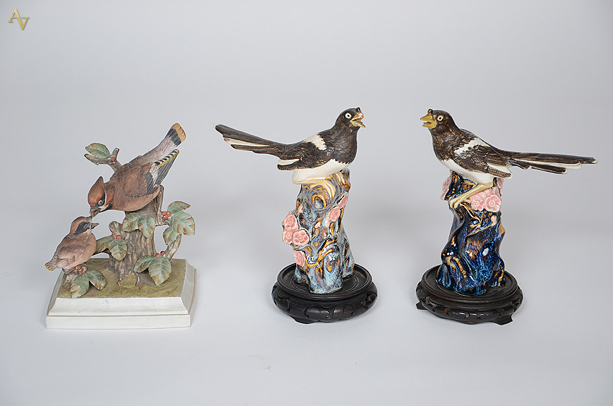 Três pássaros de porcelana. Altura total 22 cm (um com bico quebrado). - foto 1 de 3