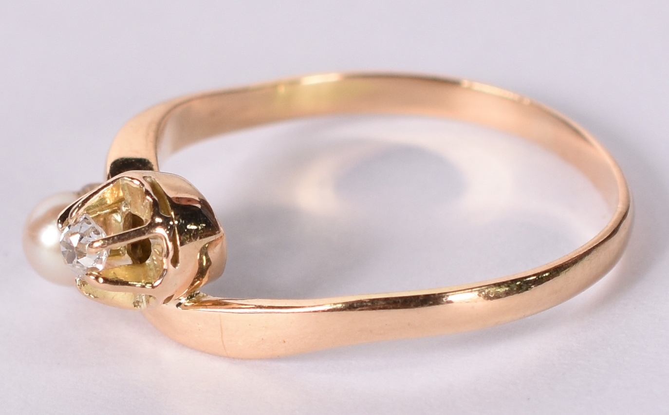 Anel Romeu e Julieta de ouro 18 k com 1 pérola e 1 brilhante 0,10 ct... - foto 2 de 3