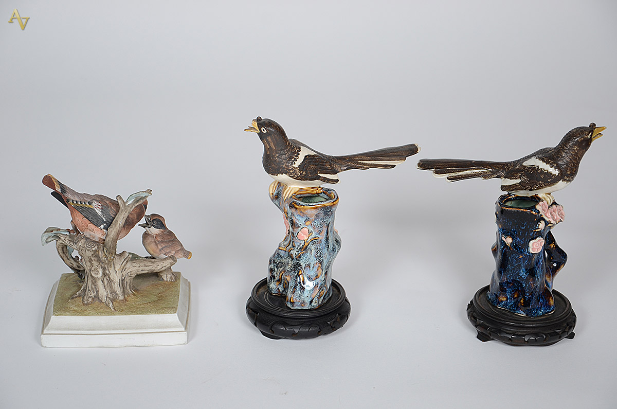 Três pássaros de porcelana. Altura total 22 cm (um com bico quebrado). - foto 2 de 3