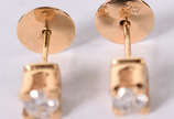 Par de brincos  de ouro amarelo 18 k, 2 brilhan... - Par de brincos  de ouro amarelo 18 k, 2 brilhantes  de 0,40 casa, total 0,80 ct.  (Por questão de  segurança a peça não se encontra na loja).