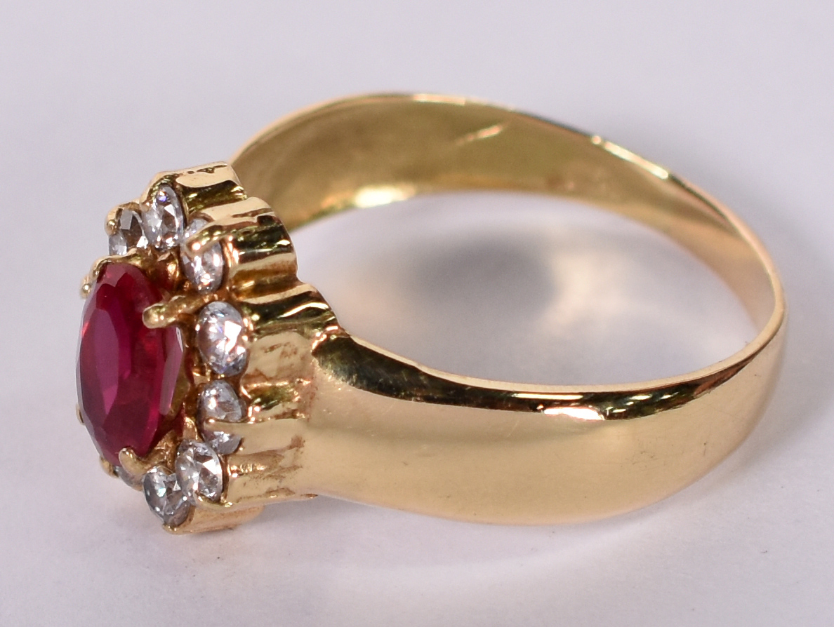 Anel de ouro amarelo 750, 10 safiras e 1 rubilita, aro 21. (Por... - foto 2 de 4