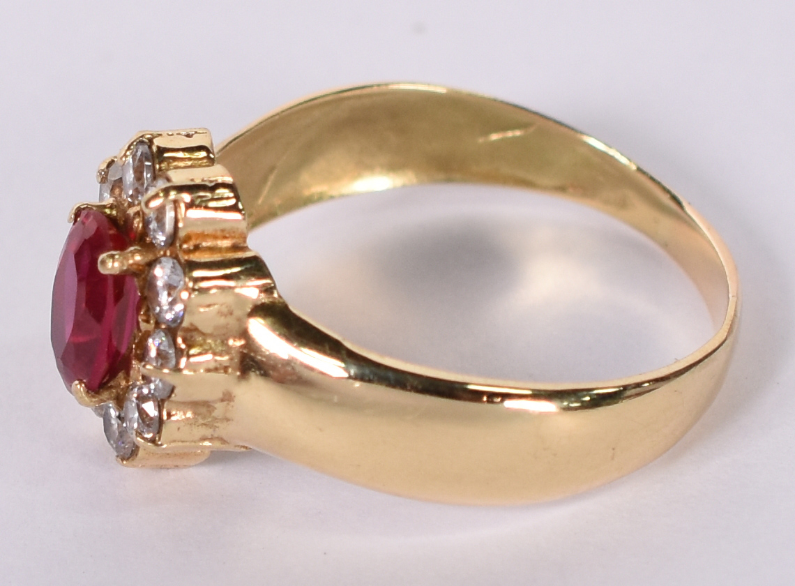 Anel de ouro amarelo 750, 10 safiras e 1 rubilita, aro 21. (Por... - foto 3 de 4