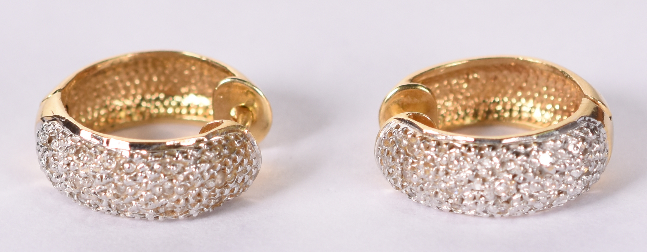 Par de brincos argola de ouro amarelo 750 com mini brilhantes. (Por... - foto 1 de 4