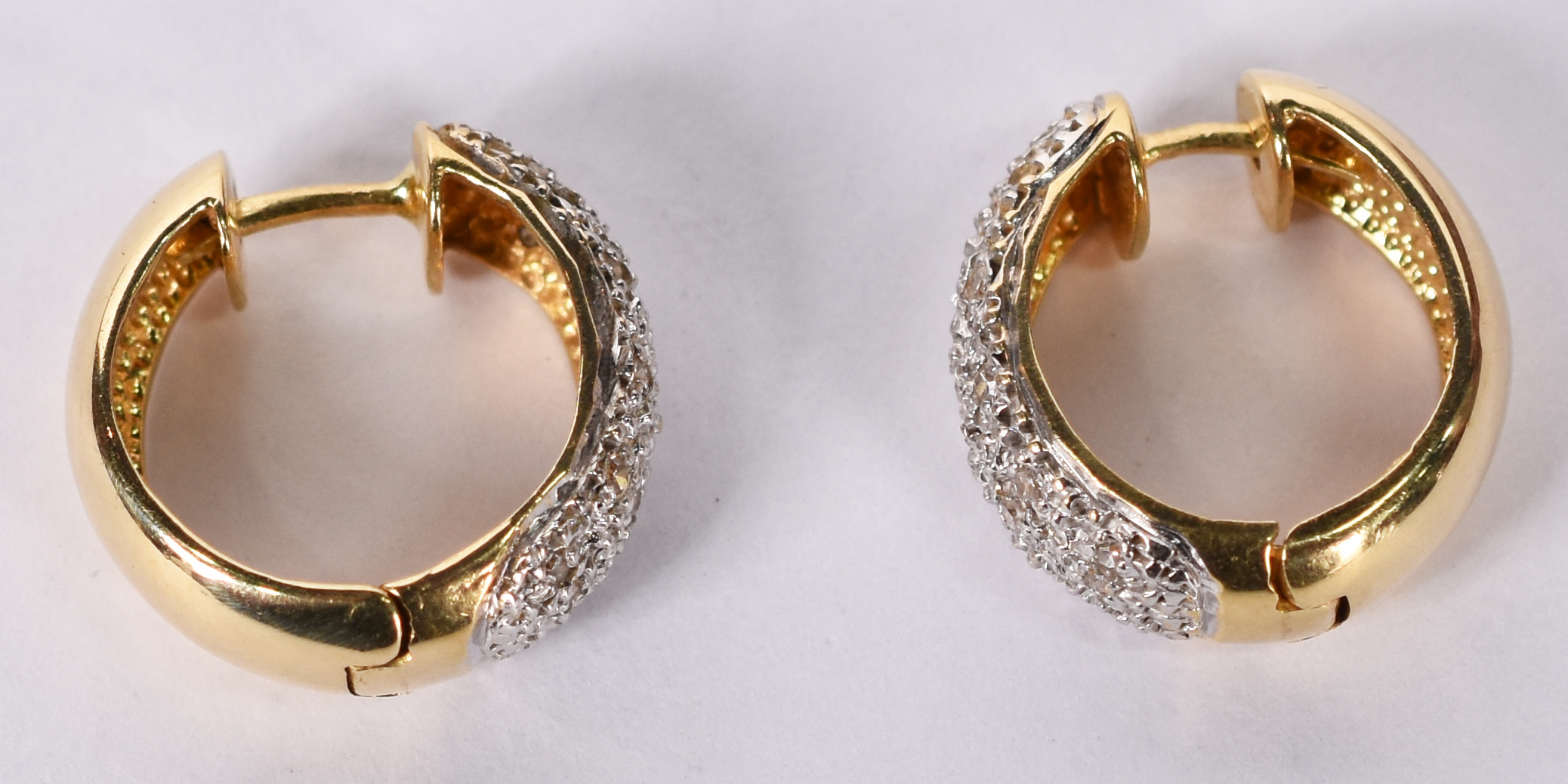 Par de brincos argola de ouro amarelo 750 com mini brilhantes. (Por... - foto 2 de 4