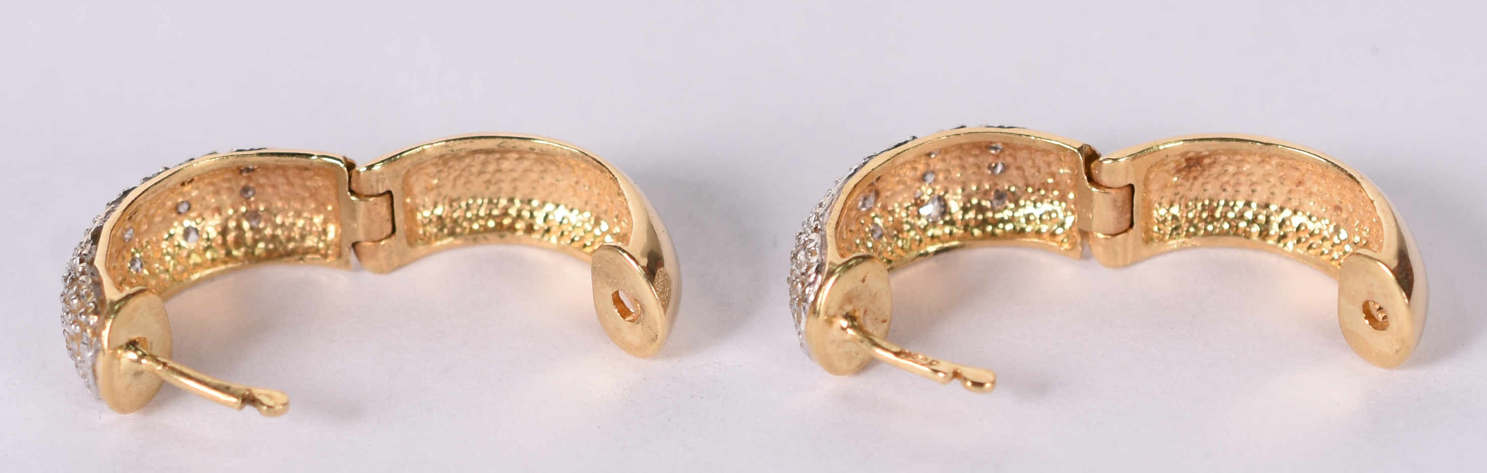 Par de brincos argola de ouro amarelo 750 com mini brilhantes. (Por... - foto 3 de 4