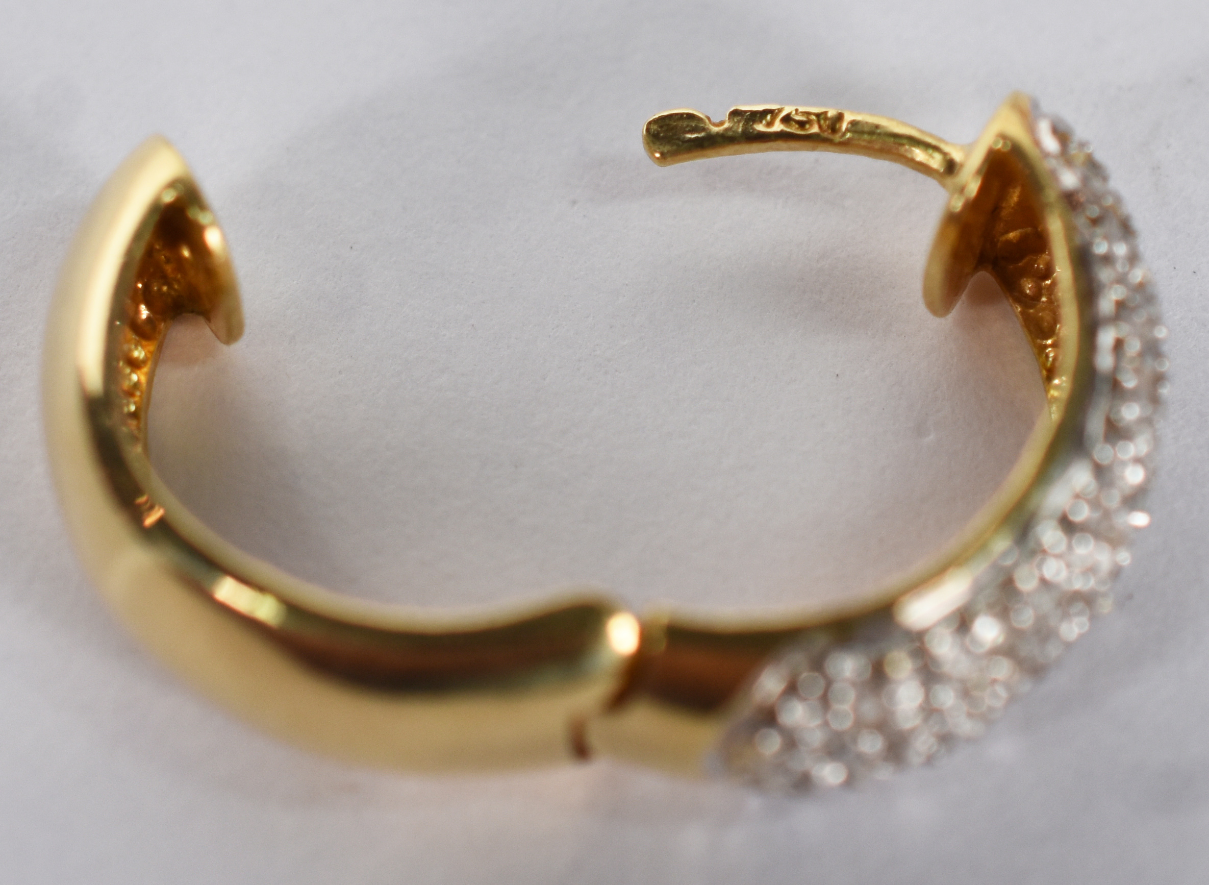 Par de brincos argola de ouro amarelo 750 com mini brilhantes. (Por... - foto 4 de 4
