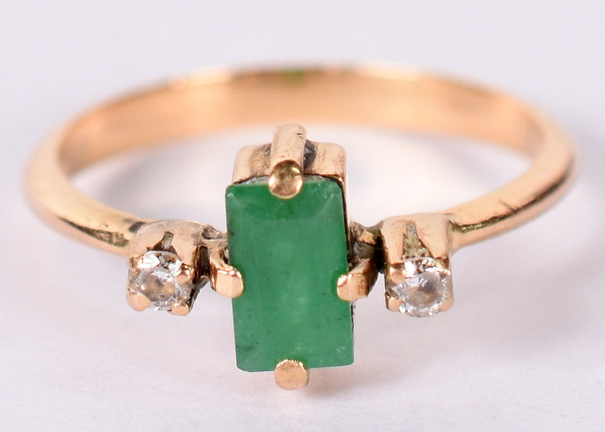 Anel de ouro amarelo 18 k, 1 esmeralda e 2 safiras, aro 12. (Por... - foto 1 de 3