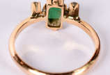 Anel de ouro amarelo 18 k, 1 esmeralda e 2 safi... - Anel de ouro amarelo 18 k, 1 esmeralda e 2 safiras, aro 12. (Por questão de  segurança a peça não se encontra na loja).
