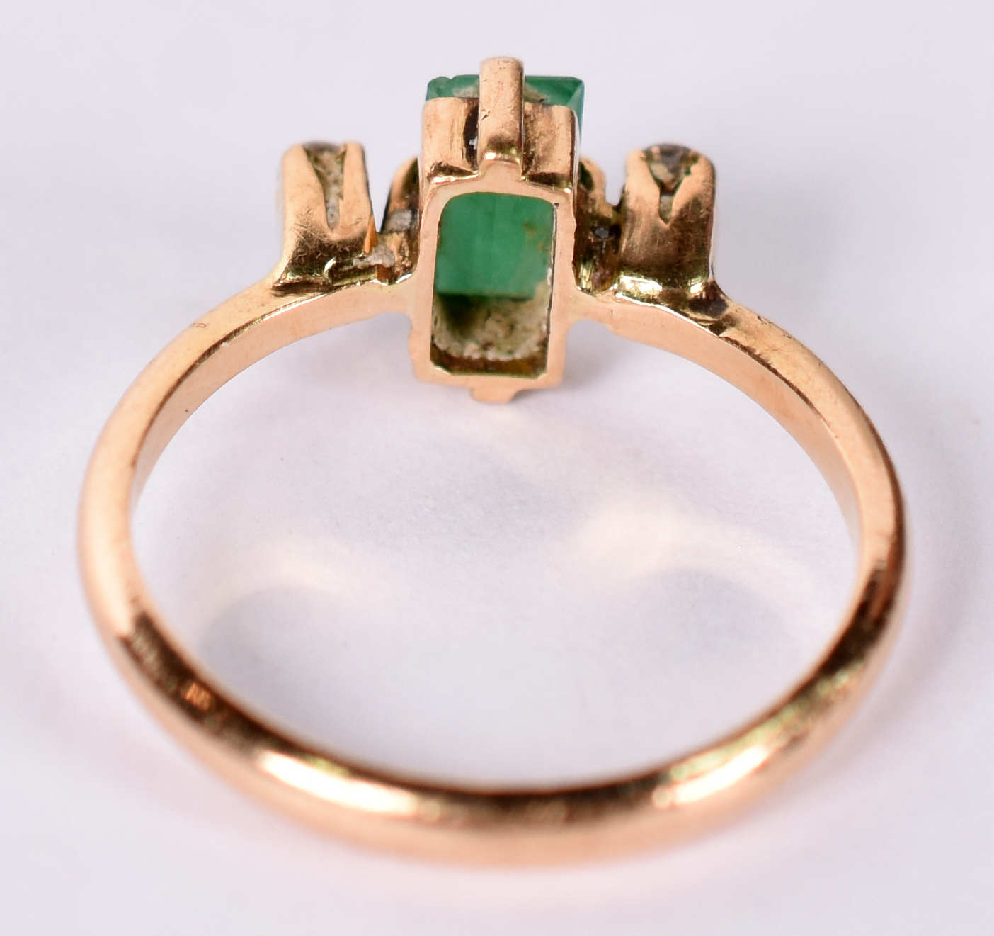 Anel de ouro amarelo 18 k, 1 esmeralda e 2 safiras, aro 12. (Por... - foto 3 de 3