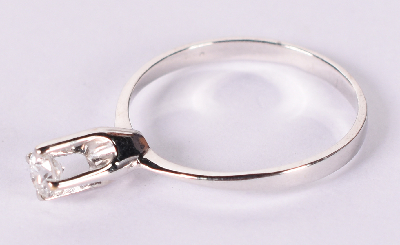 Anel solitário de ouro branco com 1 brilhante de 0,20 ct, aro 17... - foto 2 de 3