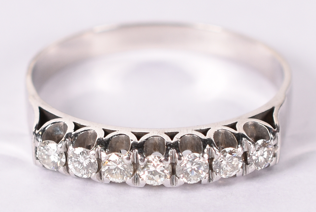 Anel de ouro branco com 8 brilhantes de 0,8 ct cada, total 0,64 aro... - foto 1 de 3