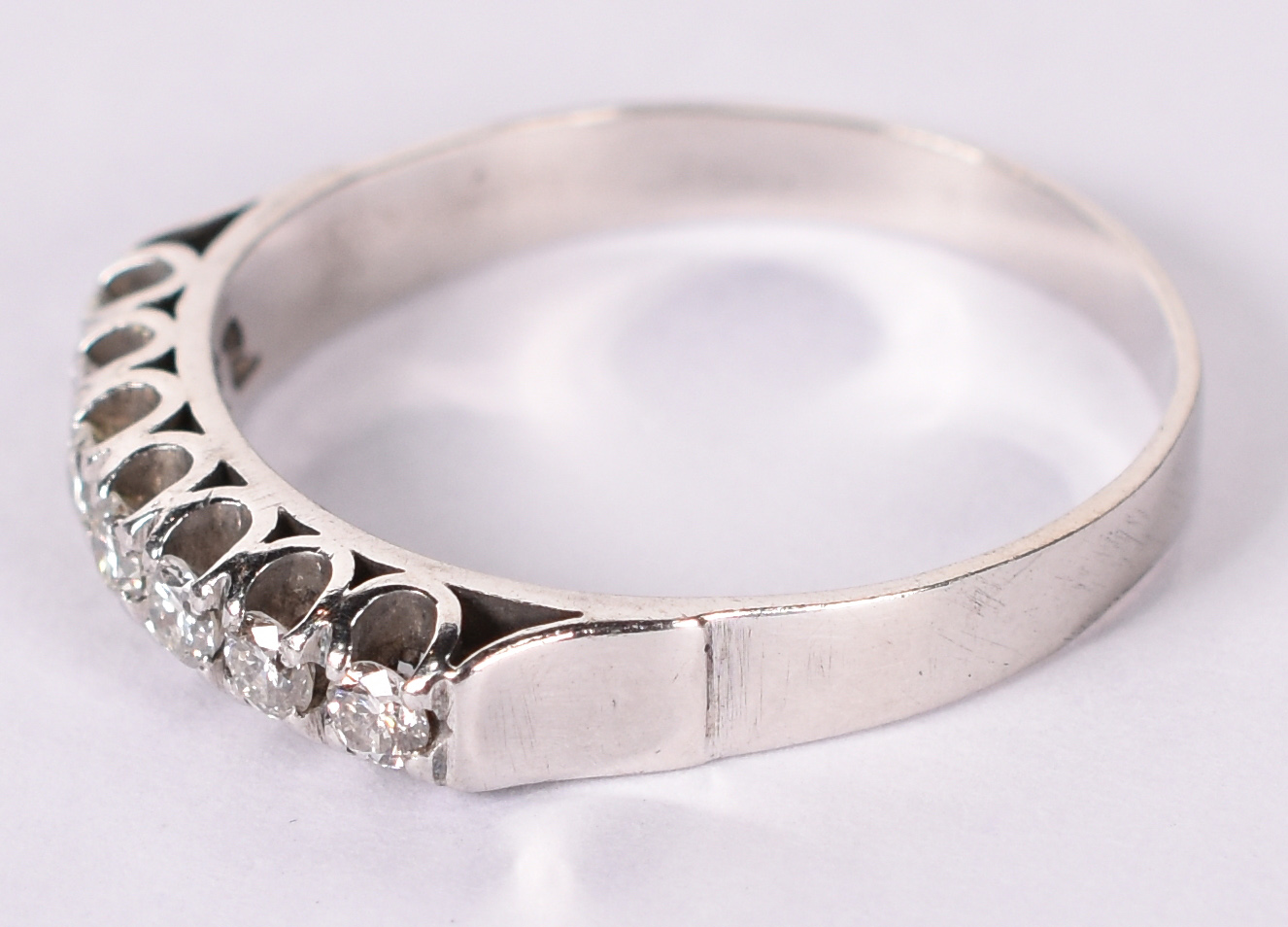 Anel de ouro branco com 8 brilhantes de 0,8 ct cada, total 0,64 aro... - foto 2 de 3