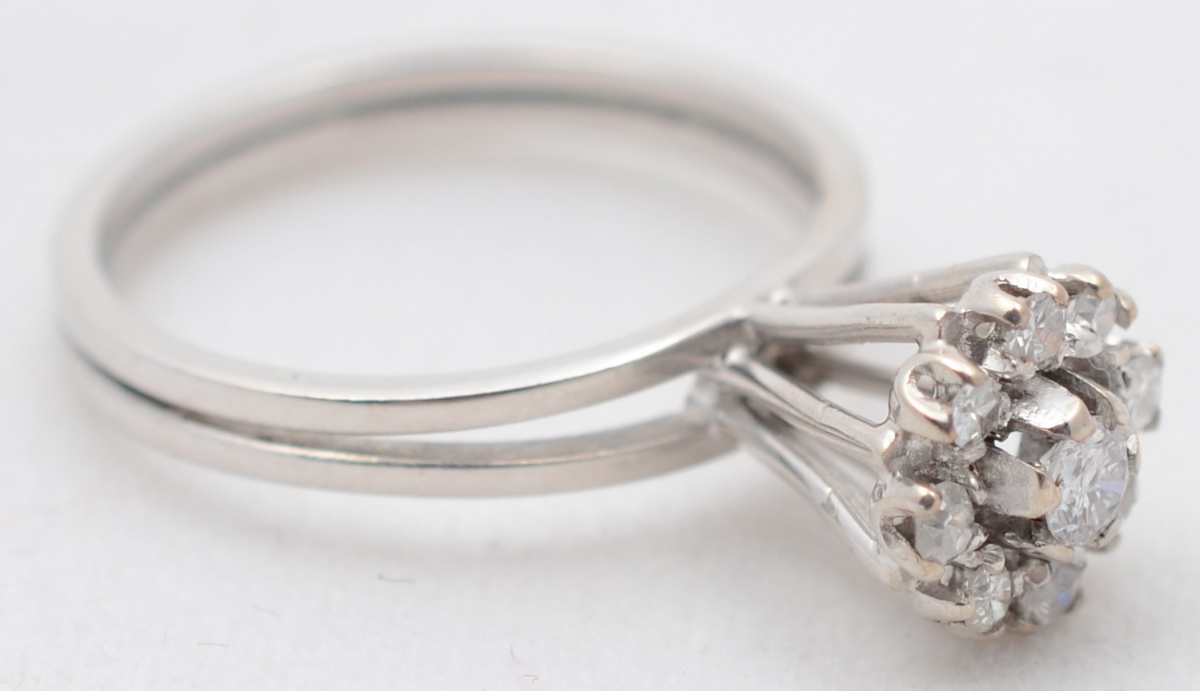 Anel de ouro branco com aproximadamente 0.50 ct de brilhantes. Aro 12...