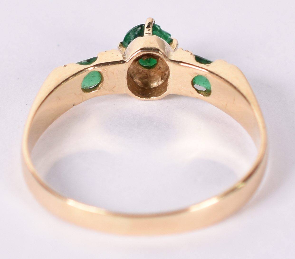 Anel de ouro amarelo 750 com 3 esmeraldas, aro 18. (Por questão de... - foto 4 de 4